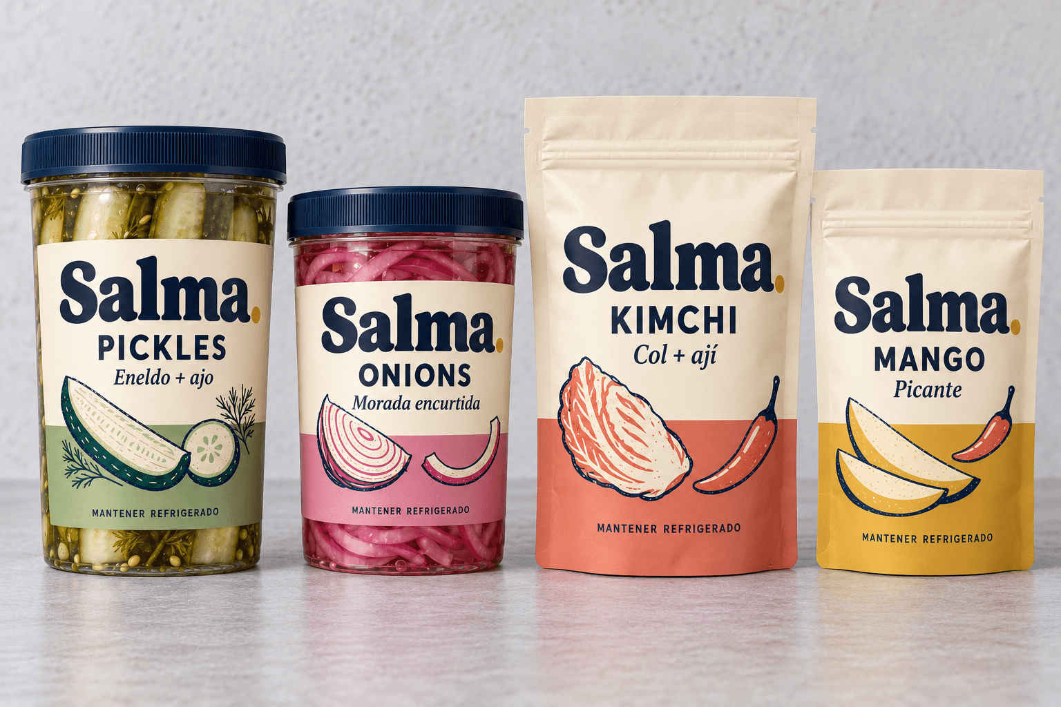 Mockup de cuatro empaques Salma.: Pickles (eneldo + ajo), Onions (morada encurtida), Kimchi (col + ají) y Mango (picante), con etiquetas crema y bandas de color.